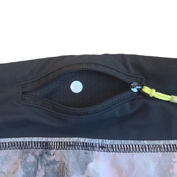 Lululemon Speed Shorts Citron Tinted women's size 6 Rare print - Picture 4 of 8